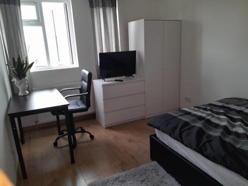 One double bed room in Service apartment - Next to Sudbury hill tube station - Wembley London