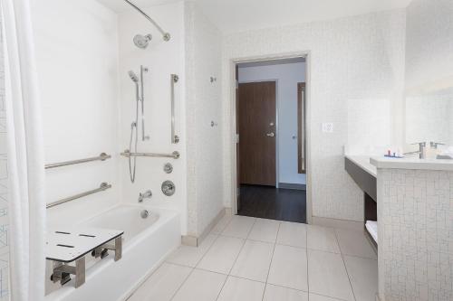 Holiday Inn Express & Suites - Firestone - Longmont  an IHG Hotel - image 14
