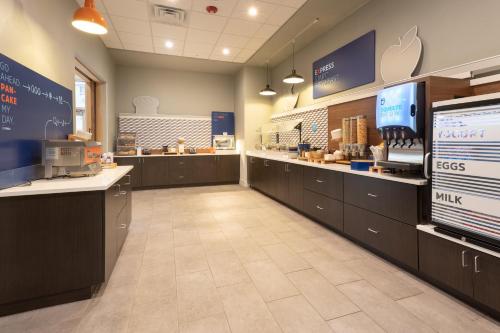 Holiday Inn Express & Suites - Firestone - Longmont  an IHG Hotel - image 8