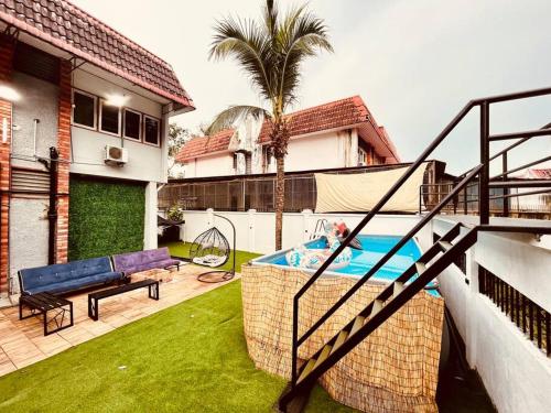 Luxury Private Pool Villa + Riverview BBQ Patio!