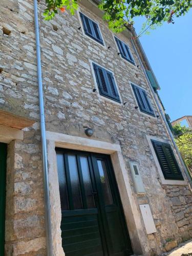 Picturesque Stonehouse in knockout Vrboska Hvar