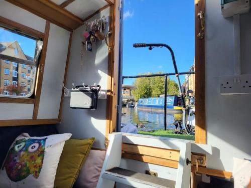Charming baby narrowboat Apsley Marina