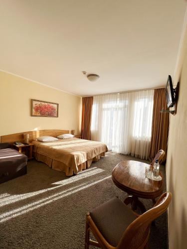 1 queen bed, 2 sofa beds