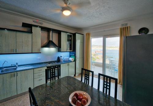 BEACHFRONT with Seaviews Apartment No56 Award Winner Unbeatable Location for Closeness to the Sea Ideal for Guests looking for Winter Spring and Autumn Breaks in Sunny Malta Also Ideal for Coastal Hikers, Меллиха (фото 10)