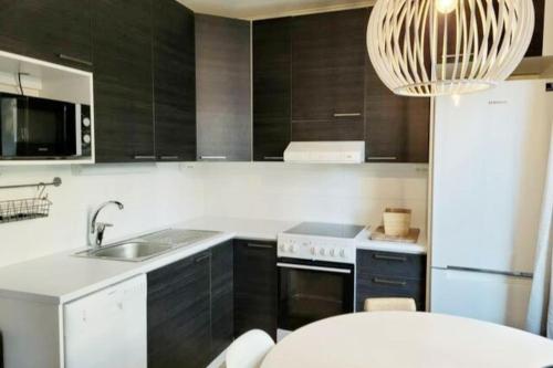 кухня, Modern apartment with free parking & sauna in Ylöjärvi