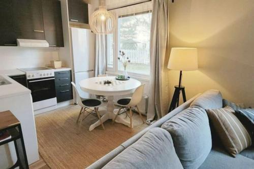 кухня, Modern apartment with free parking & sauna in Ylöjärvi