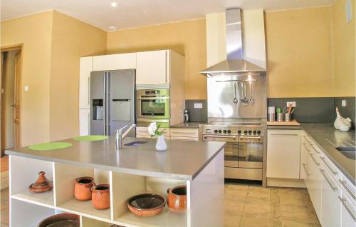Cocina, Awesome Home In Valojoulx With 2 Bedrooms, Wifi And Outdoor Swimming Pool in Montignac