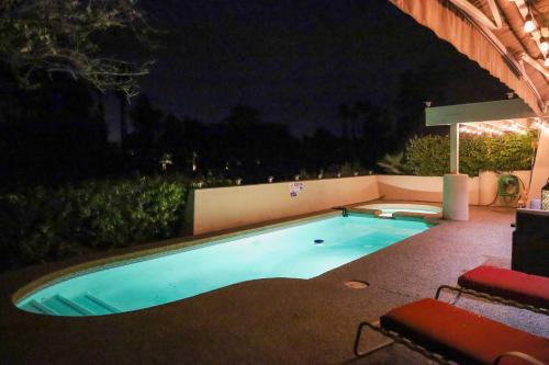 Luxe Home Fire Pit Pool and Spa 3 Mi to Natl Park - image 12