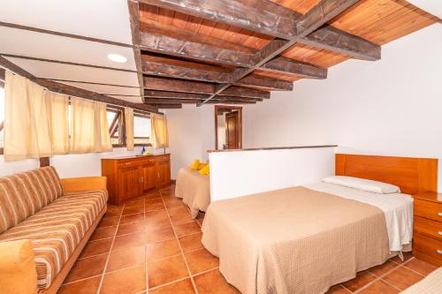 1 double bed, 2 twin beds