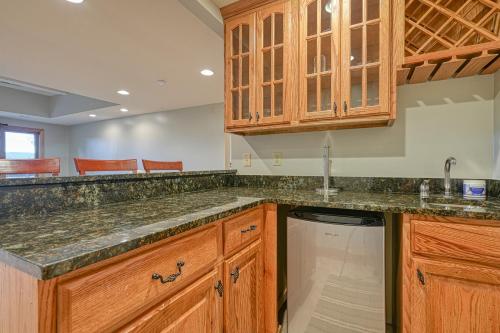 Spacious Panoramic Deep Creek Lodge - Tap to explore photos