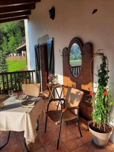 Restaurant, Casa Palacio Irigoienea in Urdazubi/Urdax