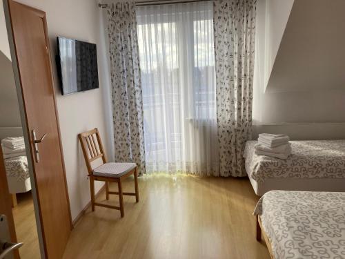 1 double bed, 1 twin bed