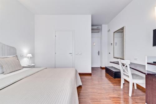 Double Room image 4