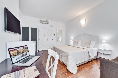 Double Room image 7