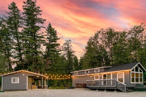 Wilderness Glamping Eureka Tiny Home with Hot Tub!