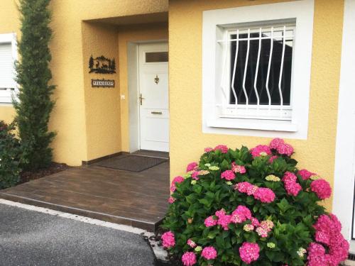 Entrance, Location Chambres Le Panorama - Aeroport Geneve - Pays de Gex in Segny