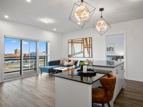 Stylish 3Br + Study Condo - Oakville in Oakville, Canada