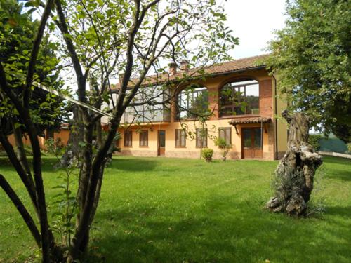  Cascina with Swimmingpool, Canale bei San Damiano dʼAsti