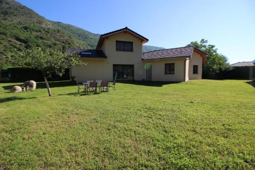 Grande villa contemporaine proche randonnée et ski gîte à louer Vicdessos