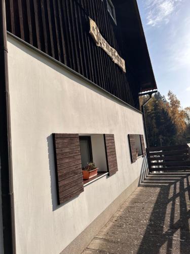 ระเบียง/ชานเรือน, Chata u vleku in ชวาเลซ