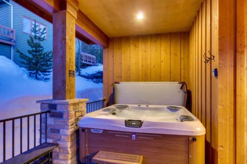Warm and luxurious, spectacular views, all en-suites, hot tub, shuffle board, arcade machine!! in Sally Barber