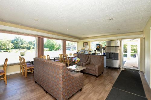 ล็อบบี้, อเมริกาส์ เบสต์ แวลู อินน์ เซ็นทรัล วัลเลย์-วูดเบอรี (Americas Best Value Inn Central Valley-Woodbury) in เซนทรัล วัลเล่ย์ (NY)