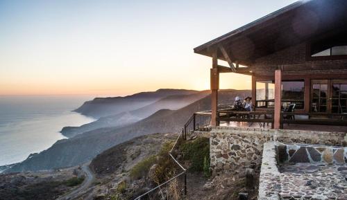 Cabin at Baja's coastal Cliffs.