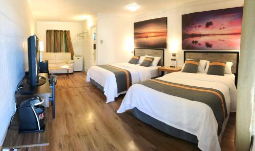 2 queen beds