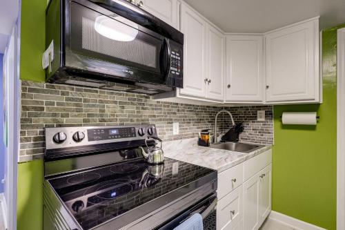 Lovely 2 Bedroom, 2 Bath Unit in West Alexandria.