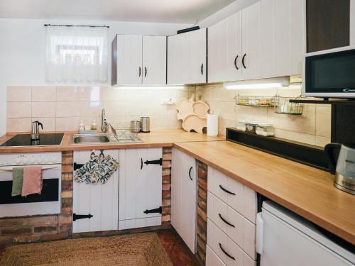 keuken, A MI KISHÁZUNK vendégház (A MI KISHAZUNK vendeghaz) in Dunaszentmiklos