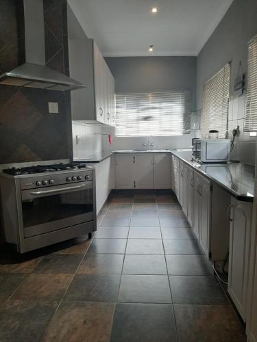 Konyha, STORGE LODGE AND EVENTS VENUE in Kroondal