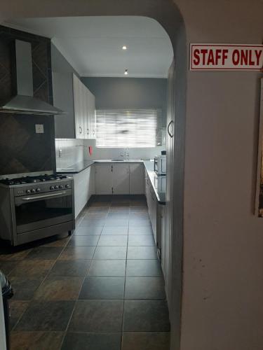 Konyha, STORGE LODGE AND EVENTS VENUE in Kroondal