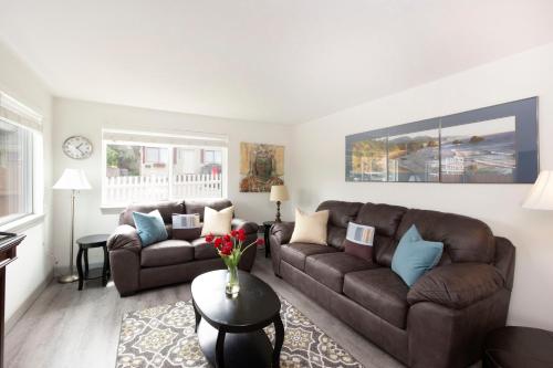 RIVERWALK SEASIDE- Walk to beach, One level home, pet friendly thumb 4