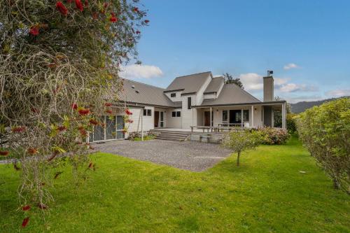 Hosts on the Coast Estuary Views Tairua in Tairua