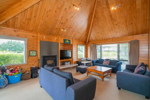 Hosts on the Coast Estuary Views Tairua in Tairua