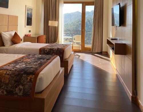 Deluxe Double Room image 3
