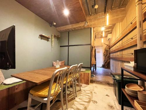 8-Bed Dormitry Room with Dining Area