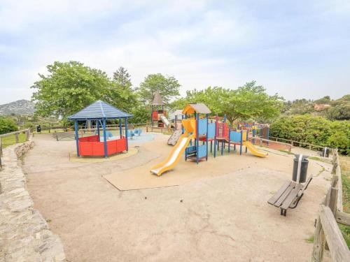 Playground, Appartement 4/5 personnes vue mer piscine et montagne Cap Esterel Pierre et Vacance nature et sport in Saint-Raphael