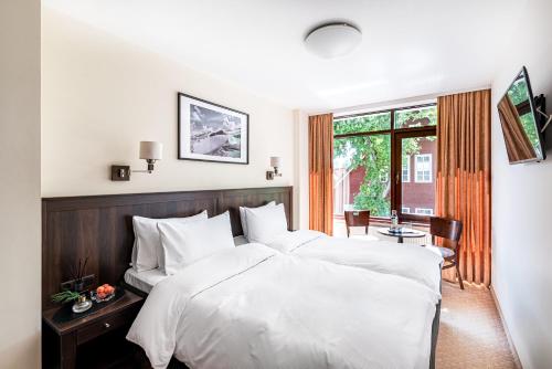 Standard Twin Room with Spa Access image 2