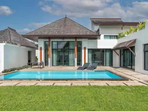 Beautiful comfortable and Fully Equipped Big pool villa with 65inch smart tv Located near popular Bangtao beach and laguna