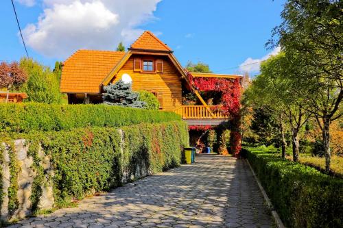 Holiday Home Grga with Jacuzzi and Swimming Pool - Location saisonnière - Gornja Voća