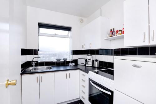 Kitchen, City view, bright & cozy - Free parking (A4) in Laugardalur