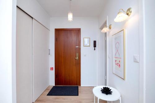 Entrance, City view, bright & cozy - Free parking (A4) in Laugardalur
