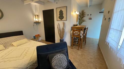 Chambre indépendante au Joli Mazet à Nîmes idéalement situé entre la garrigue et la ville chambre d'hôte Poulx