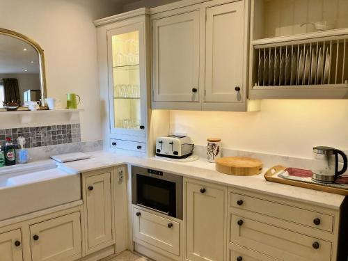 Lansdown Slope Townhouse - Elegant 4 Bedrooms near Assembly Rooms - image 4