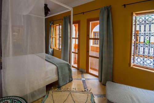 Deluxe King Room image 6