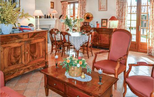 Gorgeous Home In Bassillac-et-auberoche With Outdoor Swimming Pool