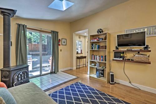 Quiet Cottage with Redwood Forest Views and Deck! - image 6