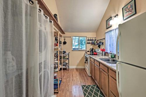 Quiet Cottage with Redwood Forest Views and Deck! - image 12