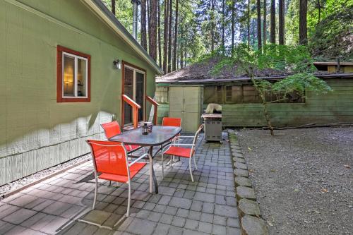 Quiet Cottage with Redwood Forest Views and Deck!